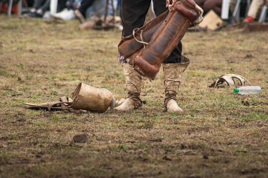 gaucho argentino con sus botas de cuero parado en un campo de domas tradicional