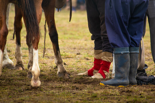 gaucho argentino con sus botas de cuero parado en un campo de domas tradicional