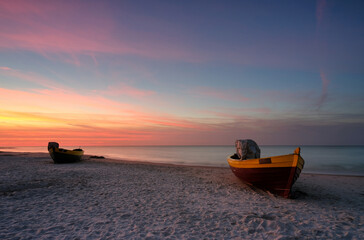 Zachód słońca nad Bałtykiem, łodzie rybackie na plaży, Dębki, Polska