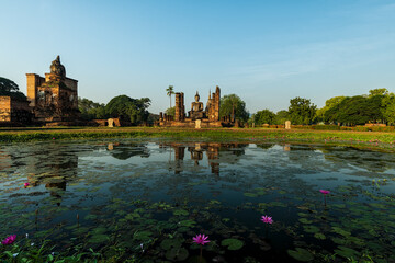 Obraz premium Wat Mahathat Temple in the precinct of Sukhothai Historical Park, Thailand.