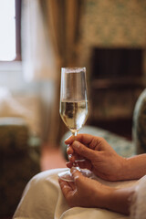 bride holding a glasse of champagne
