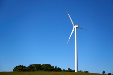 青空を背景にした風力発電用の白い風車