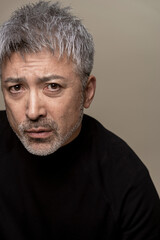 Obraz premium ミドル男性のポートレート/スタジオ撮影ベージュ背景