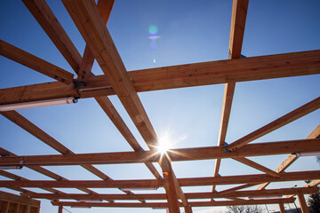 Construction de batiment en bois au soleil.