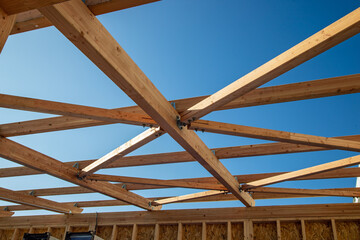 Construction de bâtiment en bois. - 708584928