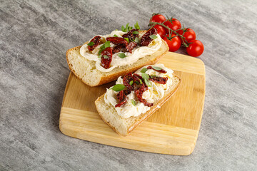 Bruschetta with strachatella and dry tomato