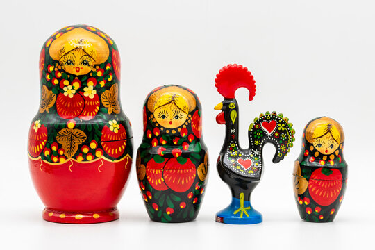  Gallo de Barcelos de Portugal y matrioska rusa hechos de madera y pintados, aislado en blanco