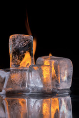 cubetti di ghiaccio trasparente con fuoco e riflessi still life
