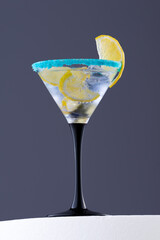 cocktail rinfrescante con soda e limone still life
