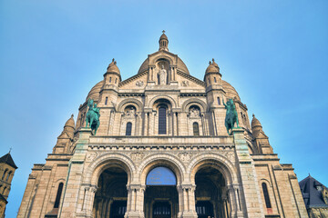 Fototapeta na wymiar Cathedral Basilica of Sacre-Coeur against a clear blue sky