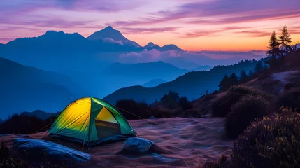 Kussenhoes Une tente de camping à la montagne © Yann
