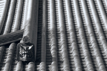 屋根の上の鬼瓦