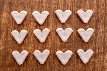 Obraz premium Heart-shaped cinnamon cookies, cookies with white cinnamon icing, arranged