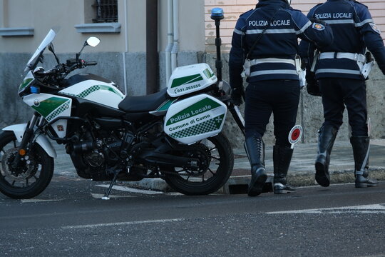 Veicoli della Polizia locale di Como.