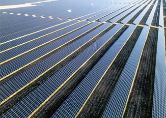 Lignes de panneaux photovoltaïques en vol