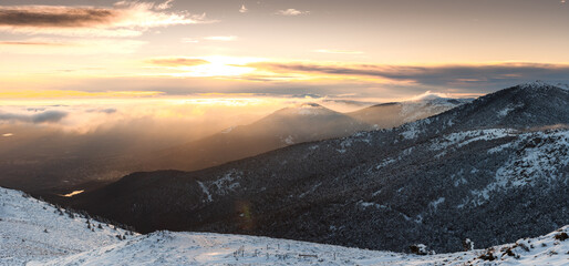 Atardecer en invierno desde el Puerto de Navacerrada con vistas hacia Cercedilla, Madrid, España