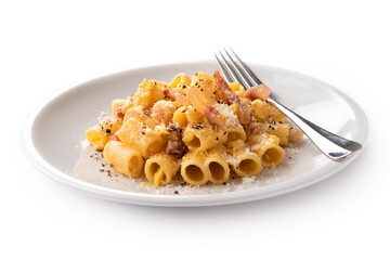 Piatto di deliziosi maccheroni alla carbonara, tipica ricetta romana di pasta condita con uovo, guanciale, pecorino e pepe nero, cibo italiano 