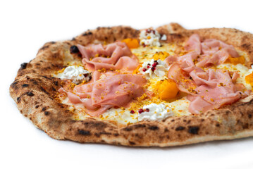 Deliziosa pizza gourmet italiana condita con ricotta di bufala, pomodorini e mortadella, cibo italiano 