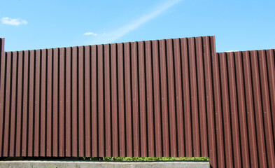 The fence is mounted from a metal profile