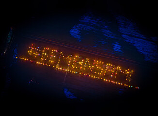 Obraz premium Luftbild Bauernprotest Aktion #Gemeinsam! - Luftaufnahme von Traktoren mit Rundumleuchten.