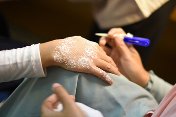hand painting as decoration at a wedding reception