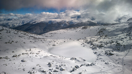 Fotografía aérea de la Laguna Grande de Peñalara, en la Sierra de Guadarrama en Madrid