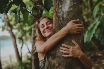 Foto auf Alu-Dibond Waldbaden und das Umarmen von Bäumen fördert den Stressabbau und beugt Depressionen vor © stockmotion