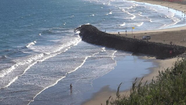 Wellenbrecher zwischen den Str&auml;nden Playa El Veril und Playa del Ingles, Maspalomas, Gran Canaria, Spanien