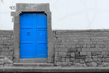 Fachada de casa con puerta celeste y arquitectura Inca - Cusco - Perú