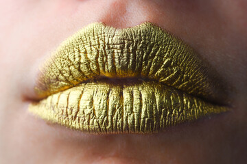 Woman plump lips with gold. Golden glitter lipstick. Shine style for sexy lip. Sensual woman lips. Luxury golden mouth. Glamour gold lips. Golden lips with golden paint or metallic lipstick. - obrazy, fototapety, plakaty