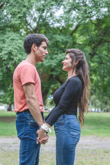 Obraz premium Couple in love in the park about to kiss