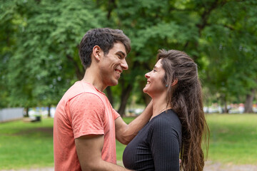 Obraz premium Couple in love in the park about to kiss