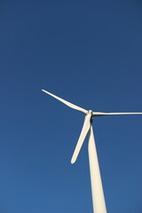 SDGs 自然エネルギー 『青空に映える風力発電機』地球の輝き 快晴の青空