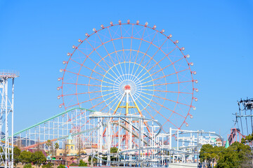 うららかな春の行楽日和を背景に遊園地の観覧車風景
Ferris wheel at an...