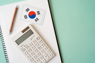 韓国の国旗、電卓、ノート、ペン - obrazy, fototapety, plakaty