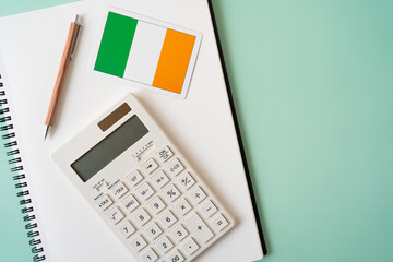アイルランドの国旗、電卓、ノート、ペン