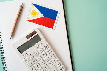 フィリピンの国旗、電卓、ノート、ペン