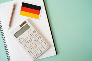 ドイツの国旗、電卓、ノート、ペン