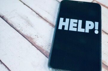 HELP!とと表示されているスマホ 