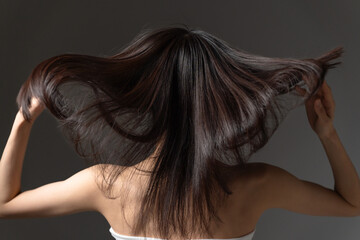 髪をかき上げる女性 - obrazy, fototapety, plakaty