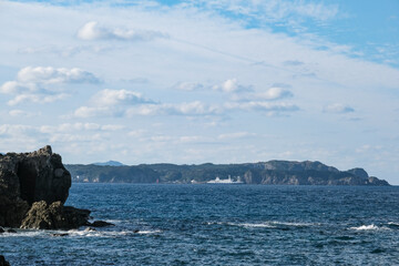 Fototapeta na wymiar 新島の三郎浜から眺める式根島