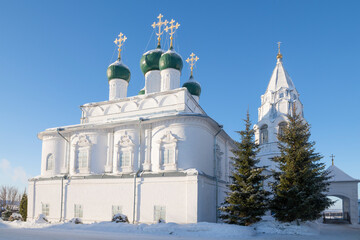 Obraz premium The ancient Church of the Annunciation of the Blessed Virgin Mary in the Nikitsky Monastery on a January day. Pereslavl-Zalessky. Golden ring of Russia