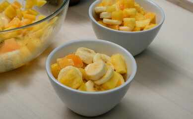 Miski wypełnione owocami pokrojonymi na kawałki stoją na stole