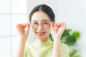 メガネをかける女性