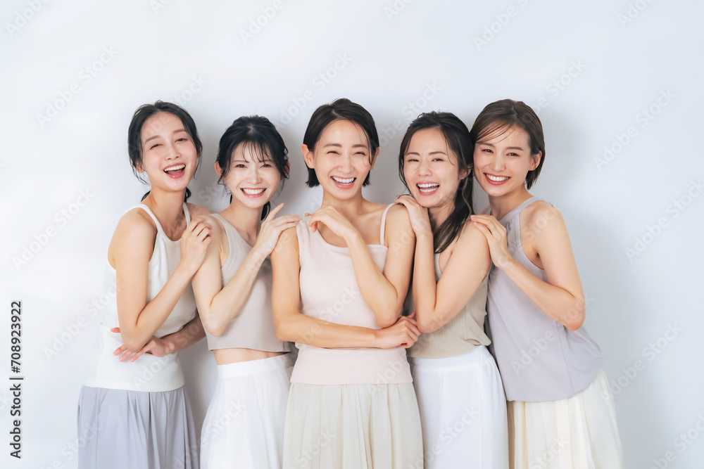 Poster ナチュラルカラーの衣装を着たミドル女性グループの美容イメージ　スキンケア　コスメ