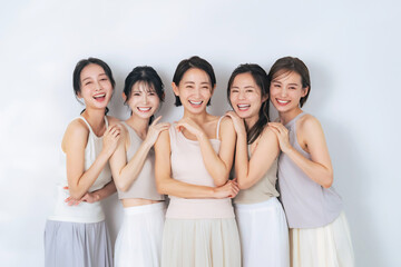 Fototapeta premium ナチュラルカラーの衣装を着たミドル女性グループの美容イメージ スキンケア コスメ
