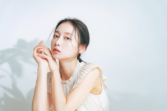 ナチュラルメイクの女性の美容イメージ