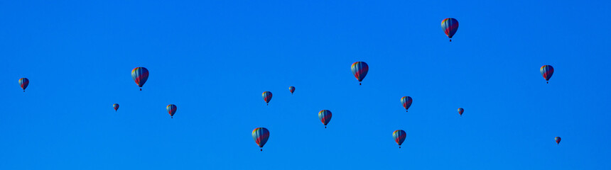 たくさん の 気球 と 青空