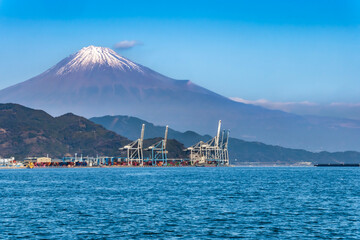 静岡県にある清水港から見た冬の富士山,