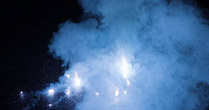 Begalo Feuerwerk in Blau auf dem Boden wundersch&ouml;n leuchtend mit viel Rauch